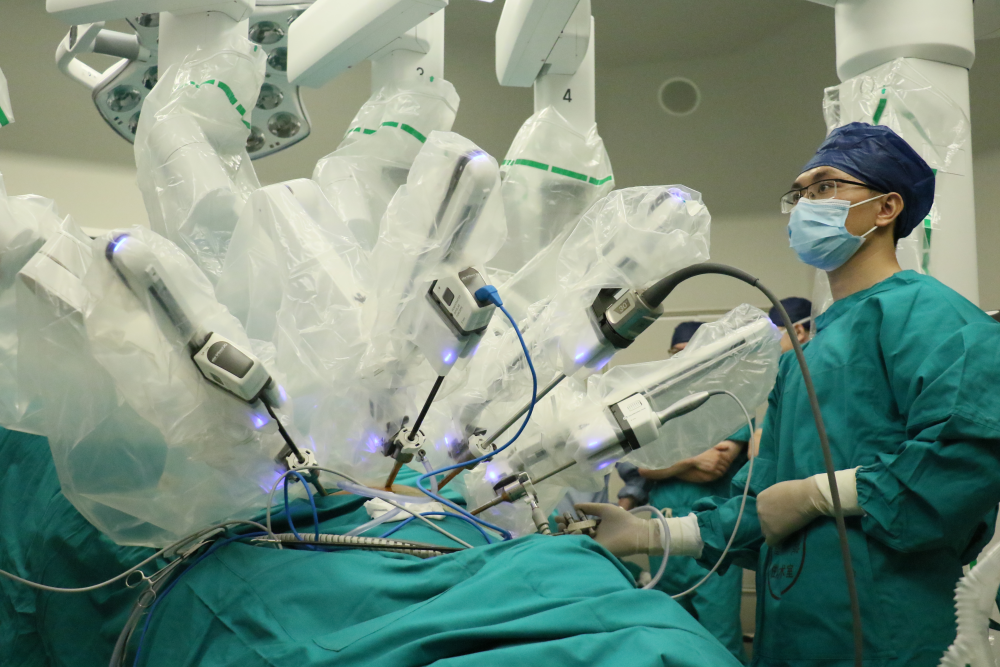 医院投入使用的达芬奇手术机器人(受访单位供图)