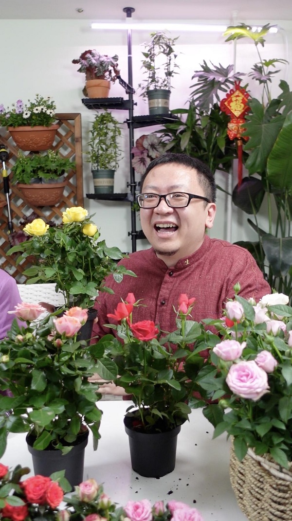 　　周昆在抖音电商直播销售花卉产品。 受访者供图