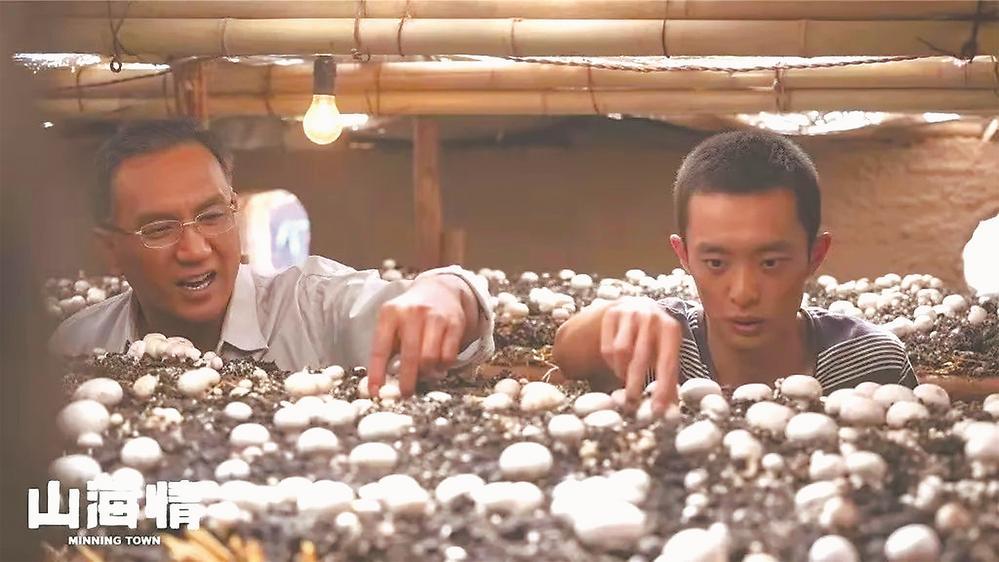 《山海情》中凌教授(左)的原型林占熺是我国著名菌草专家.(资料图片)