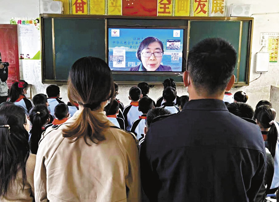 ◆疫情之下，安国俊经常通过开展在线课程来普及安全教育。