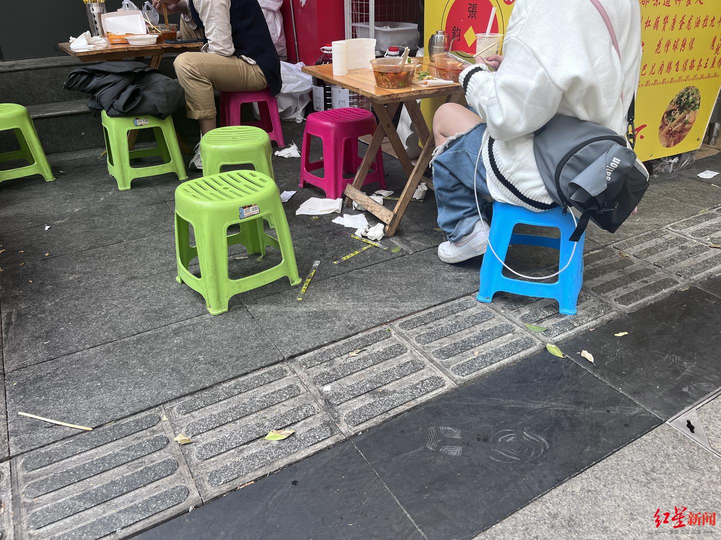 ▲街面上仍有食客随手丢弃垃圾