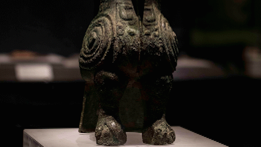 图为“妇好”鸮尊