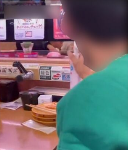 　　一名年轻顾客冲传送带上的寿司喷酒精喷雾（社交媒体截图）