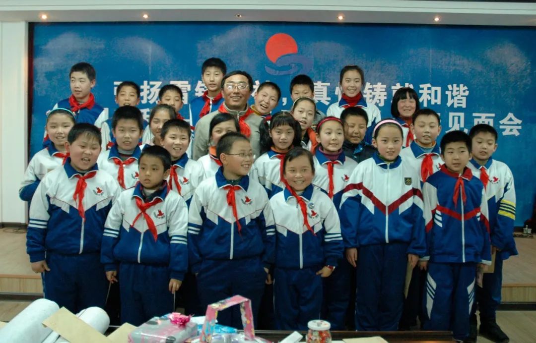 2008年3月，郭明义和他资助的孩子们合影留念。