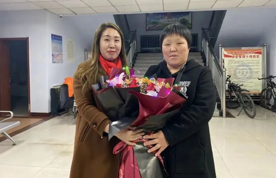 谭英换（右）和寻亲的人。