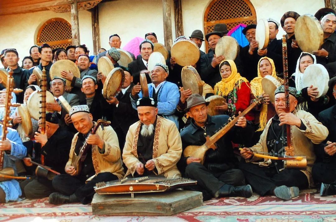 新疆哈密民间艺人在表演十二木卡姆(摄于2004年).(韩连赟 摄)