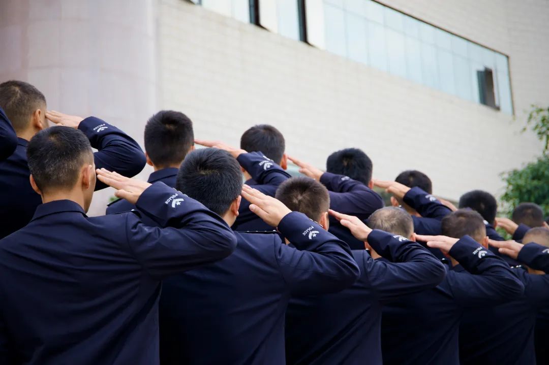 小杨是基层的一名民警,毕业于公安大学禁毒专业,目前在执法调查队跟班