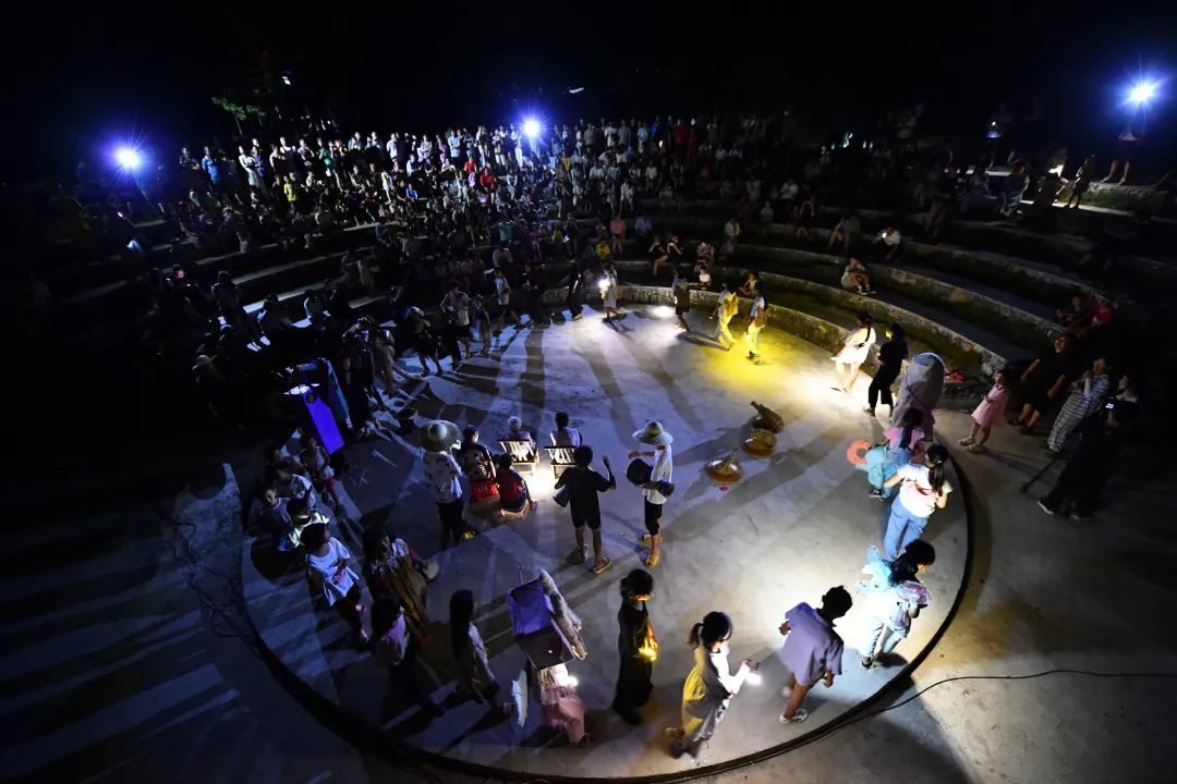 在露天剧场演出的沉浸式戏剧.陈振海摄(新华社)