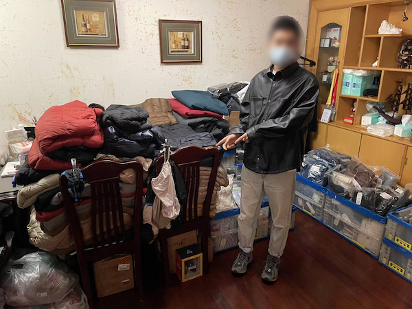 优衣库店长偷800余件服装7.5折销售：每次都是整箱整袋地搬
