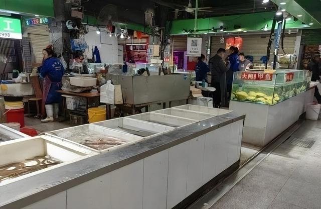 南湖生鲜市场内的海鲜摊位记者邓小龙 摄