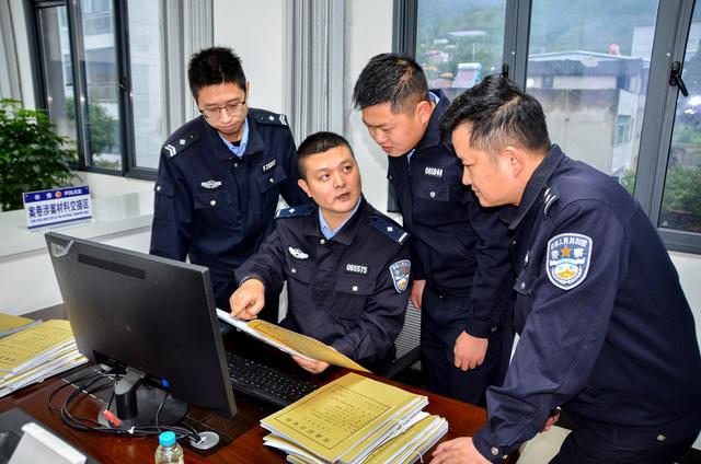 湖北襄阳保康县公安局寺坪派出所法制员张鋆指导办案民警开展复杂案件