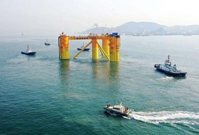 首座深远海浮式风电平台从青岛启运|大国重器_新浪财经_新浪网