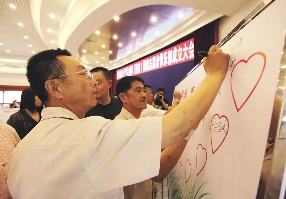 2010年6月，郭明义在遗体（器官）捐献志愿者的捐献承诺签字板上签名。