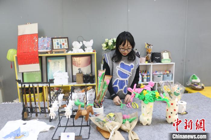 图为韦佳妮在孵化基地的工作室。林馨 摄