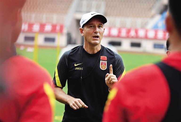 扬科维奇在青岛指导中国国家男子足球选拔队训练(2022年7月14日摄).