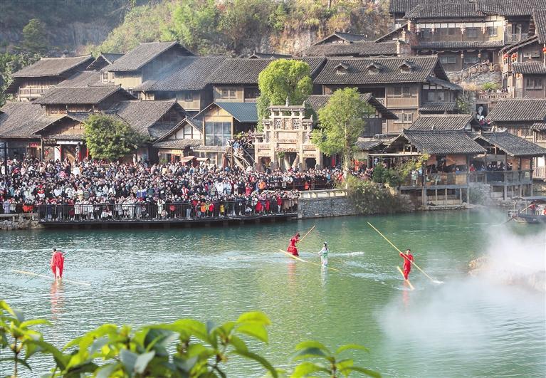 遵义市播州区贵州乌江寨国际旅游度假区独竹漂表演. 李仁军 摄