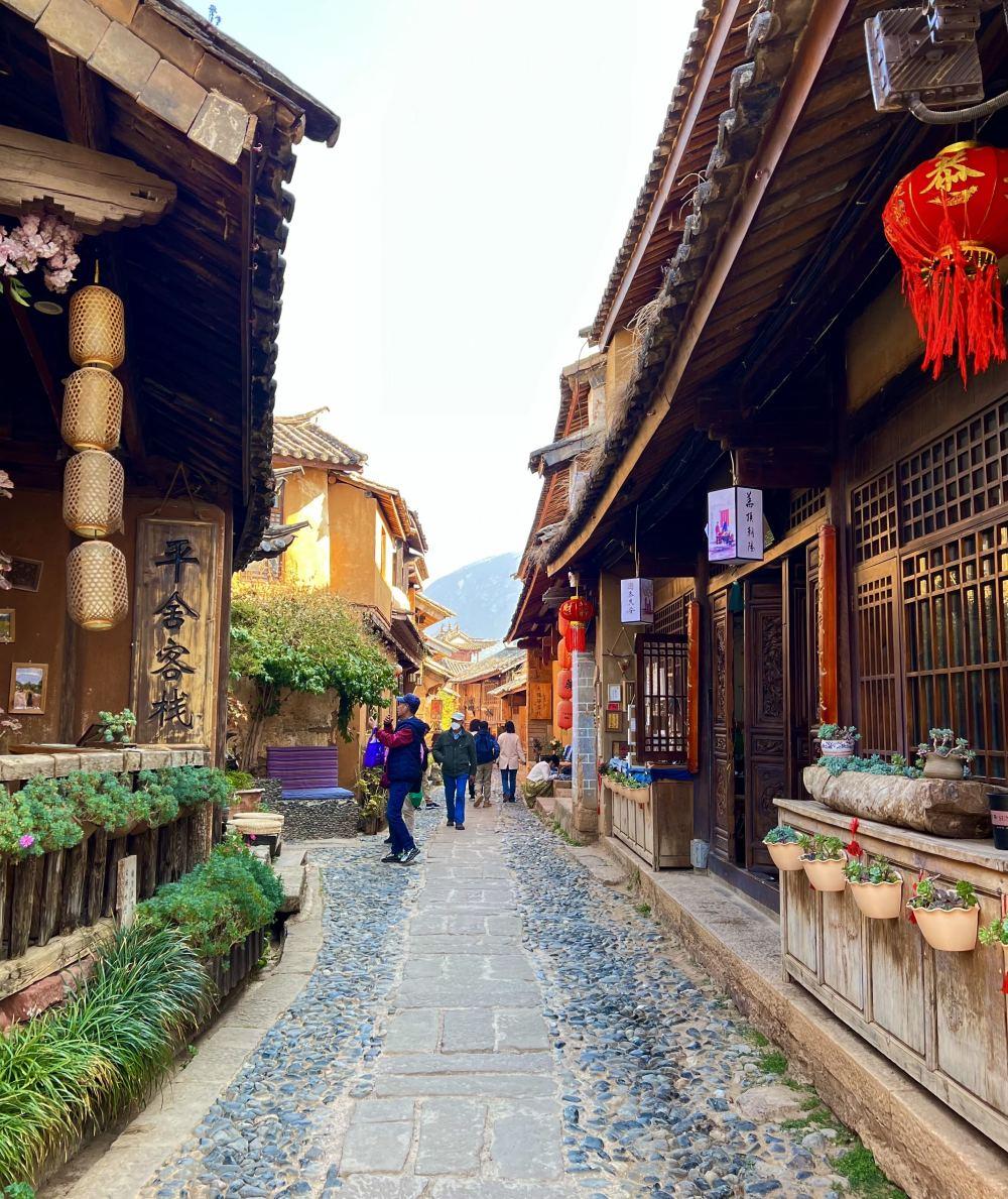 云南省剑川县沙溪古镇,游客驻足拍照.新华社记者 陆烨 摄