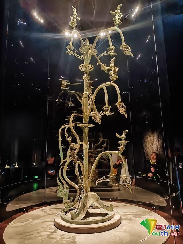 图为游客正在观赏三星堆博物馆展出的青铜神树.