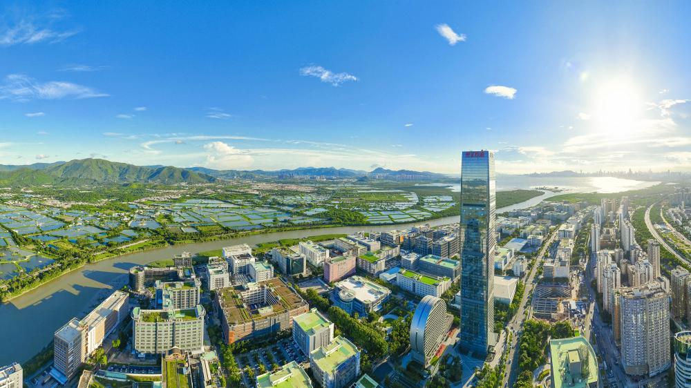 俯瞰"一河两岸,一区两园",眼前的深圳园区塔吊林立,施工繁忙,口岸对面