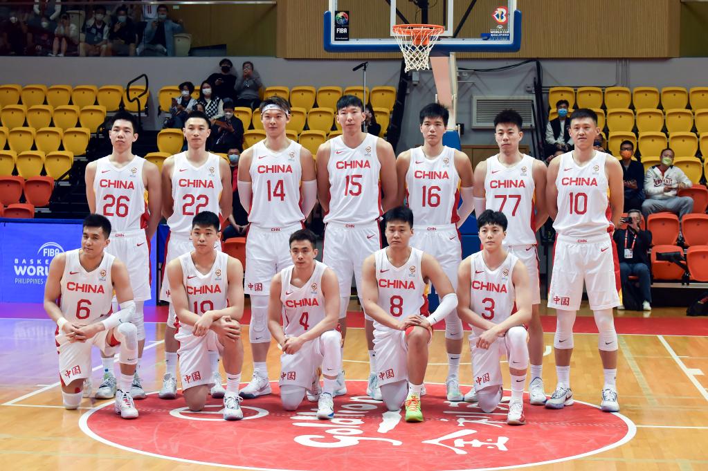 2月23日,中国队球员在比赛前合影.新华社记者 卢炳辉 摄
