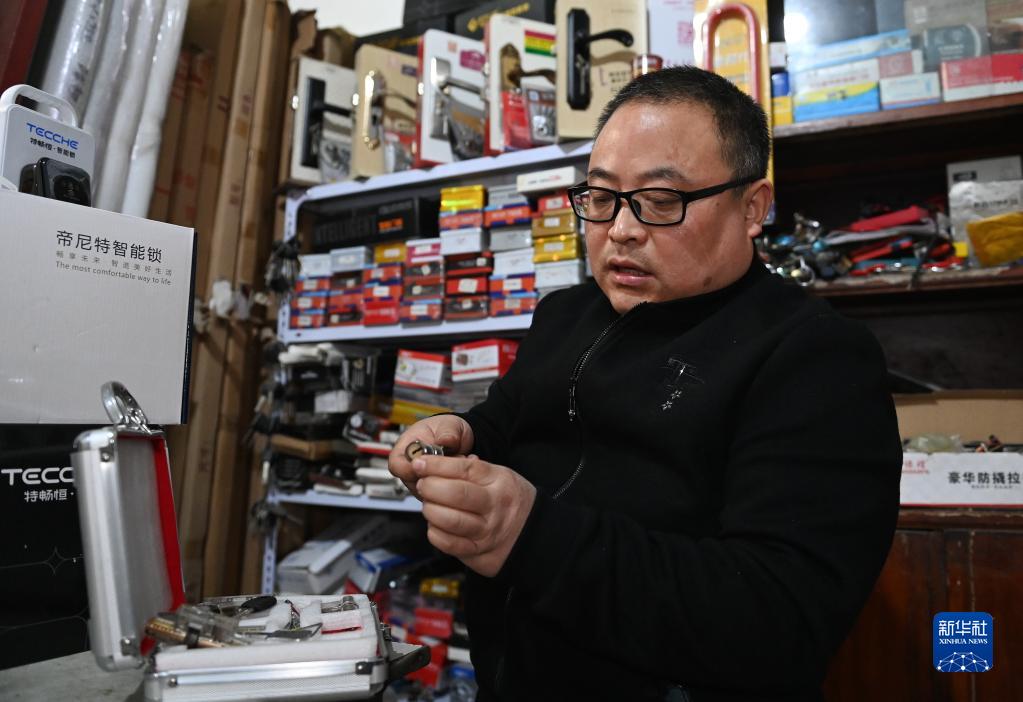 2月23日,在西安市灞桥区,残疾人锁匠苏小泉练习开锁技术.
