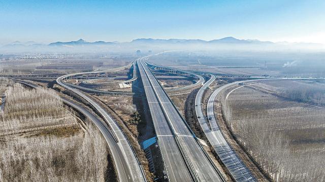 2023年2月4日拍摄的京秦高速遵秦段下院寺枢纽互通.图/新华社