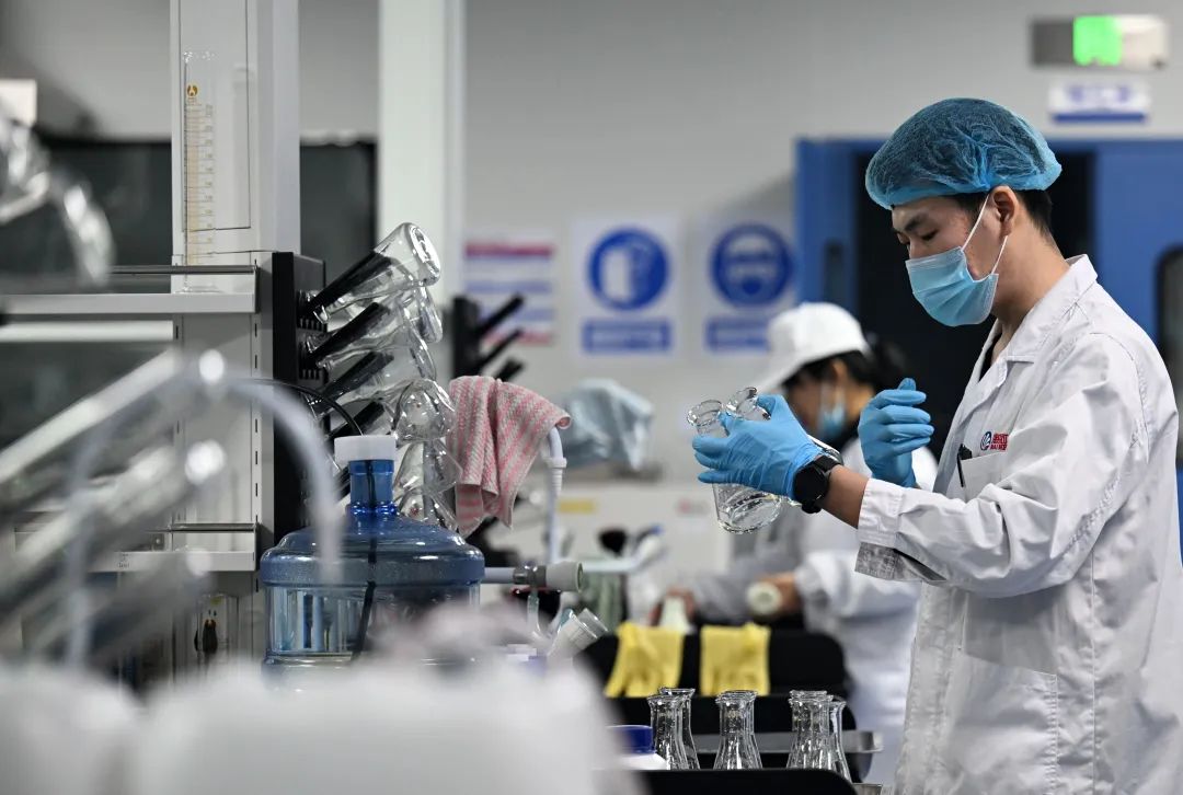 2月20日,在天津海河乳品有限公司创新研发中心,工作人员在对产品进行