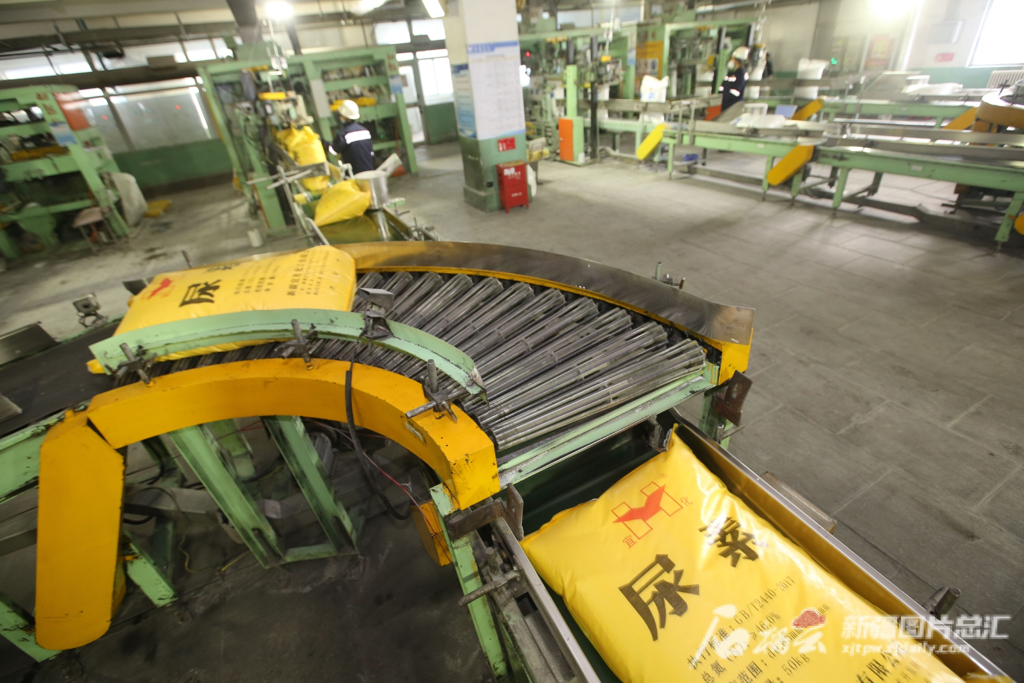 2月20日,新疆宜化化工有限公司尿素分厂生产车间,设备运转24小时不