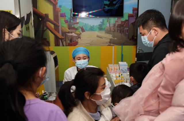 2月7日,保定医院门诊采血室正忙碌地给就诊患儿采血.