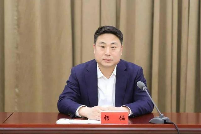 1998年毕业于河北医科大学,早期在承德市工作,历任隆化县七家镇镇长