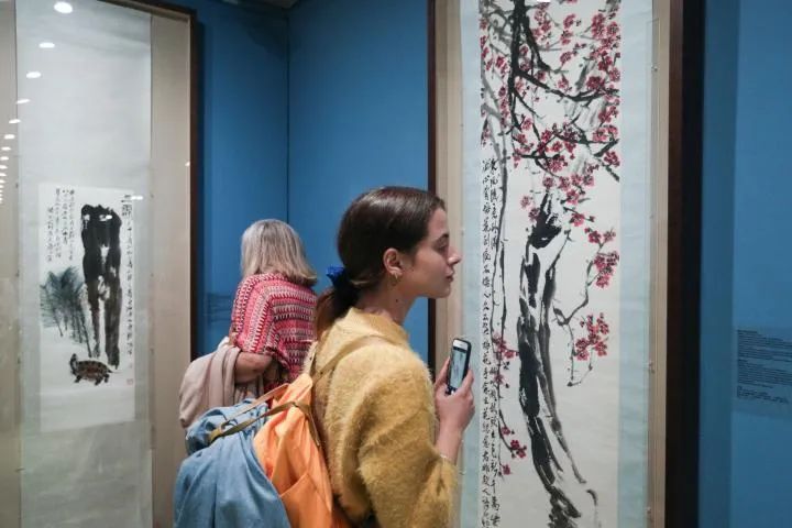 观众在希腊雅典塞奥哈拉基斯艺术基金会美术馆观看中国的艺术展。