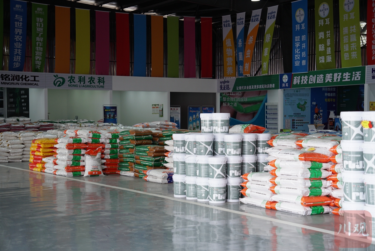 米易县农资4s店体验中心里,堆放着多种化肥农药.陈姝妤 摄