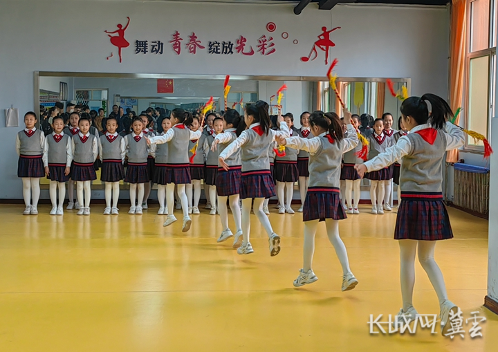 内丘县新西关小学学生们舞蹈课展示.