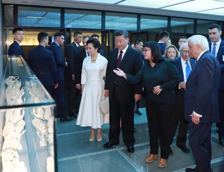2019年11月12日，国家主席习近平和夫人彭丽媛在时任希腊总统帕夫洛普洛斯夫妇陪同下，参观雅典卫城博物馆。