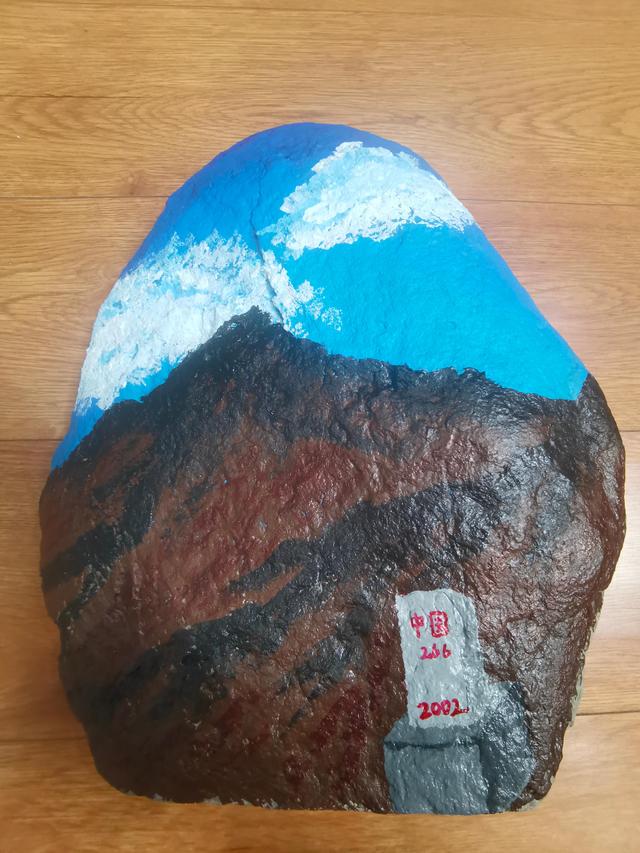 红柳峡边境派出所民警在戈壁滩找来石头绘画界碑,作为回礼.受访者供图