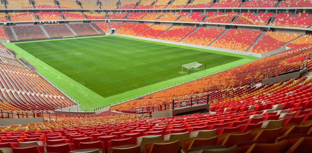 重庆龙兴足球场,拍摄点右侧的观众席即为超级粉丝看台.