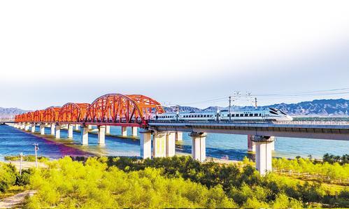 一辆动车组驶过怀来官厅水库特大桥. 河北日报记者 赵 杰摄