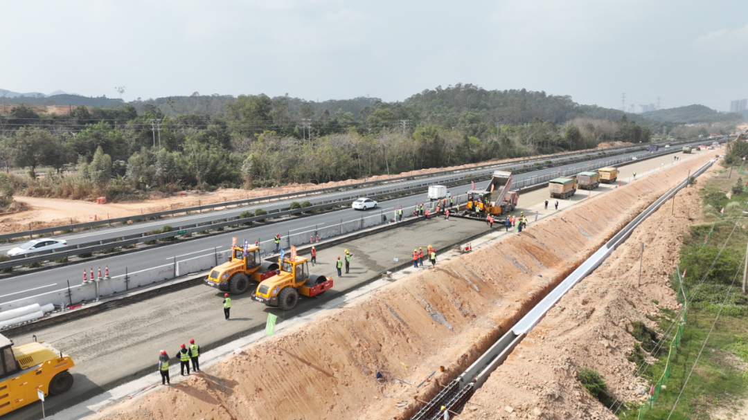 在江鹤高速公路改扩建项目tj02标,施工车辆有序施工,路面底基层试验