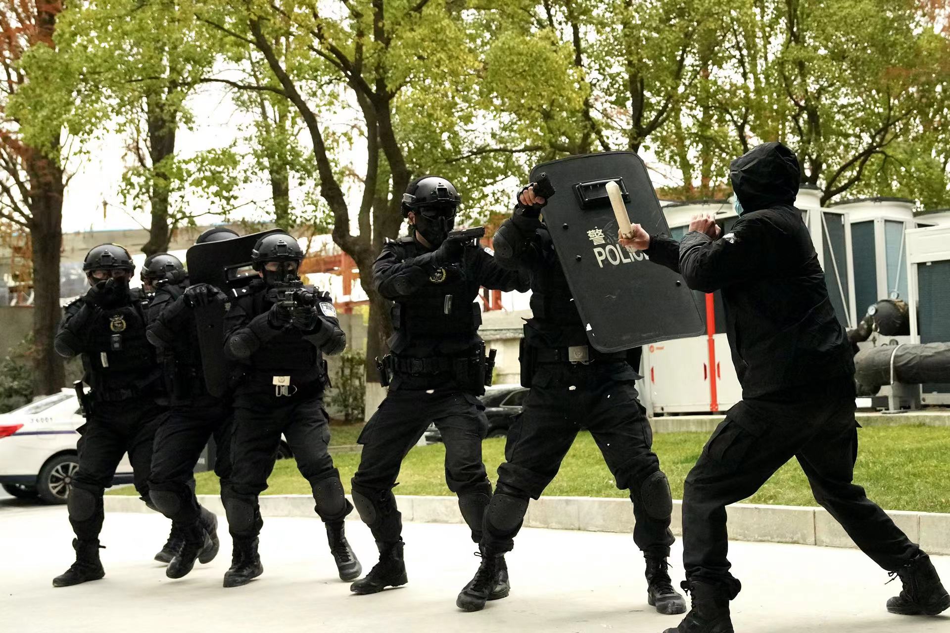 特警正在制服持有武器的"歹徒"