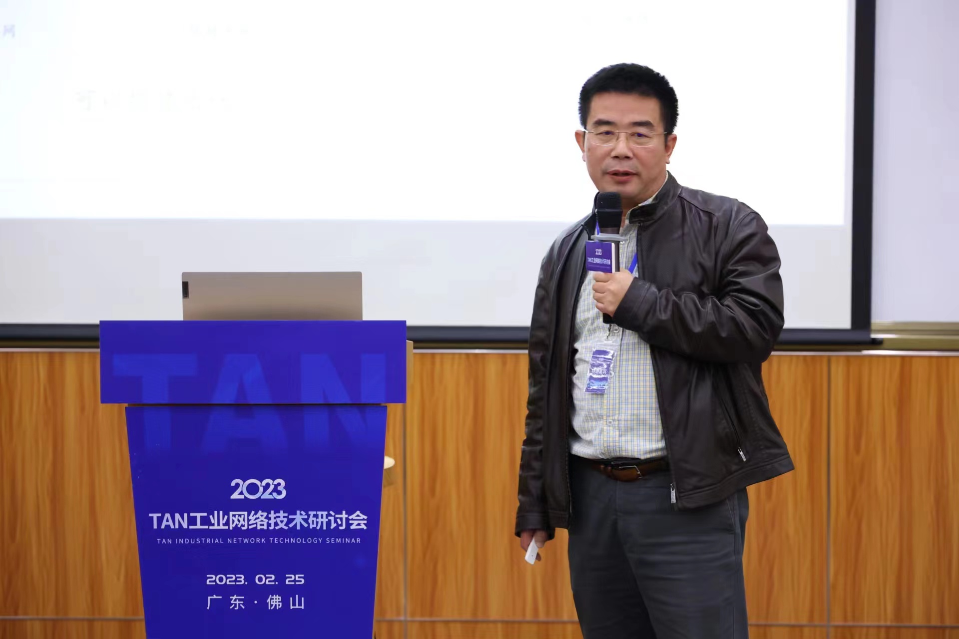 　　恩易通公司副总经理陈强发言