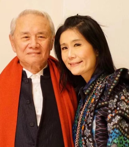 　　图三:罗杰伦(左)与大女儿Denise罗舜然(右)