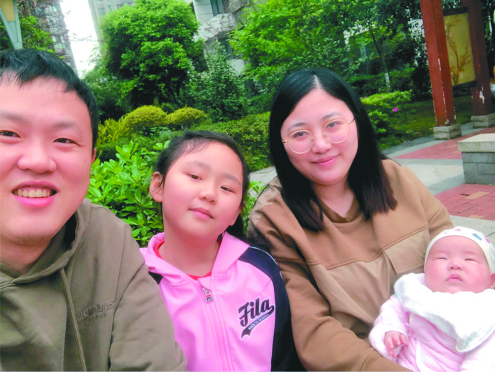 刘路鑫、魏艳和孩子，一家四口温馨幸福