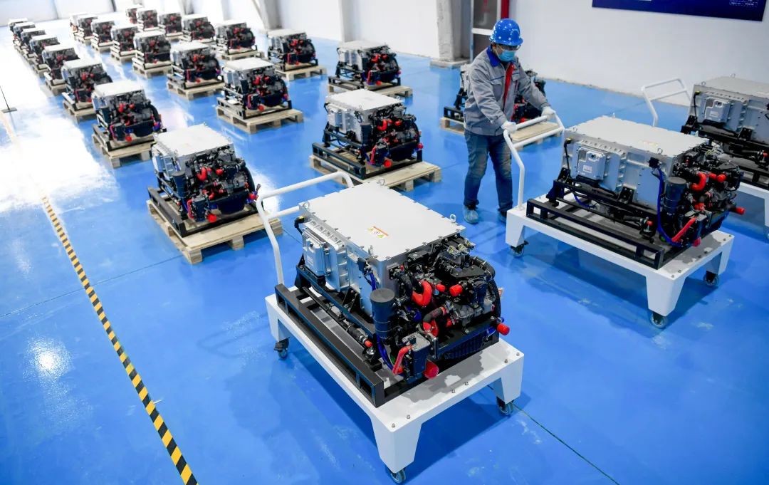 河南洛阳，工作人员正在生产线上组装氢燃料电池发动机。张怡熙摄（中经视觉）
