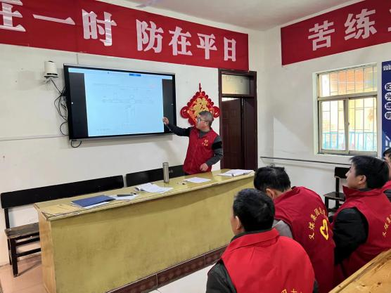 　　(图为王克宣为现场工人进行培训答疑解惑)