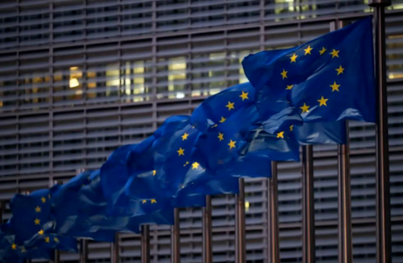 欧盟委员会总部大楼前的欧盟旗帜。张铖摄（新华社）