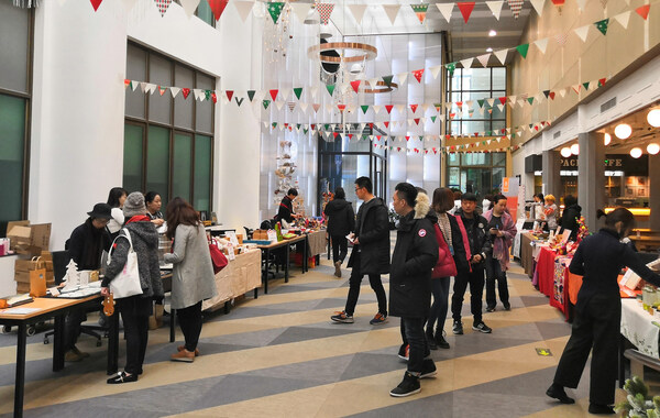 　　和乔大厦大堂内创意市集活动