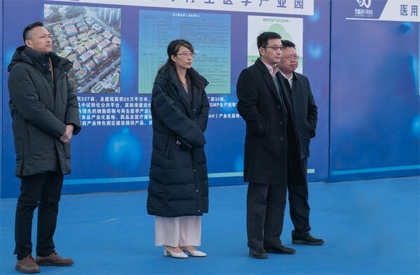 　　陈小元在东诚国际医药创新应用基地项目参观