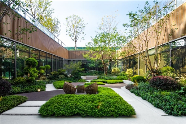 　　(社区咨询电话:400-777-9706,地址:崇南公路558弄1-13号)