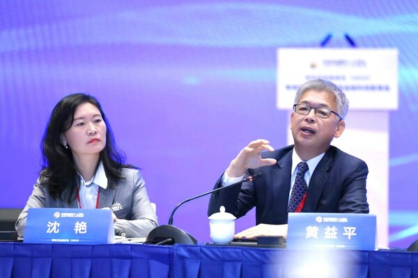 　　北京大学数字金融研究中心副主任沈艳、北京大学数字金融研究中心主任黄益平发布报告