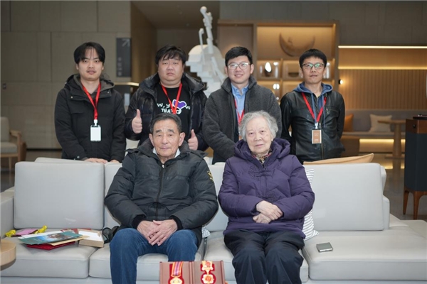 　　(彭炎、蒋桂华伉俪与家族印记合影)